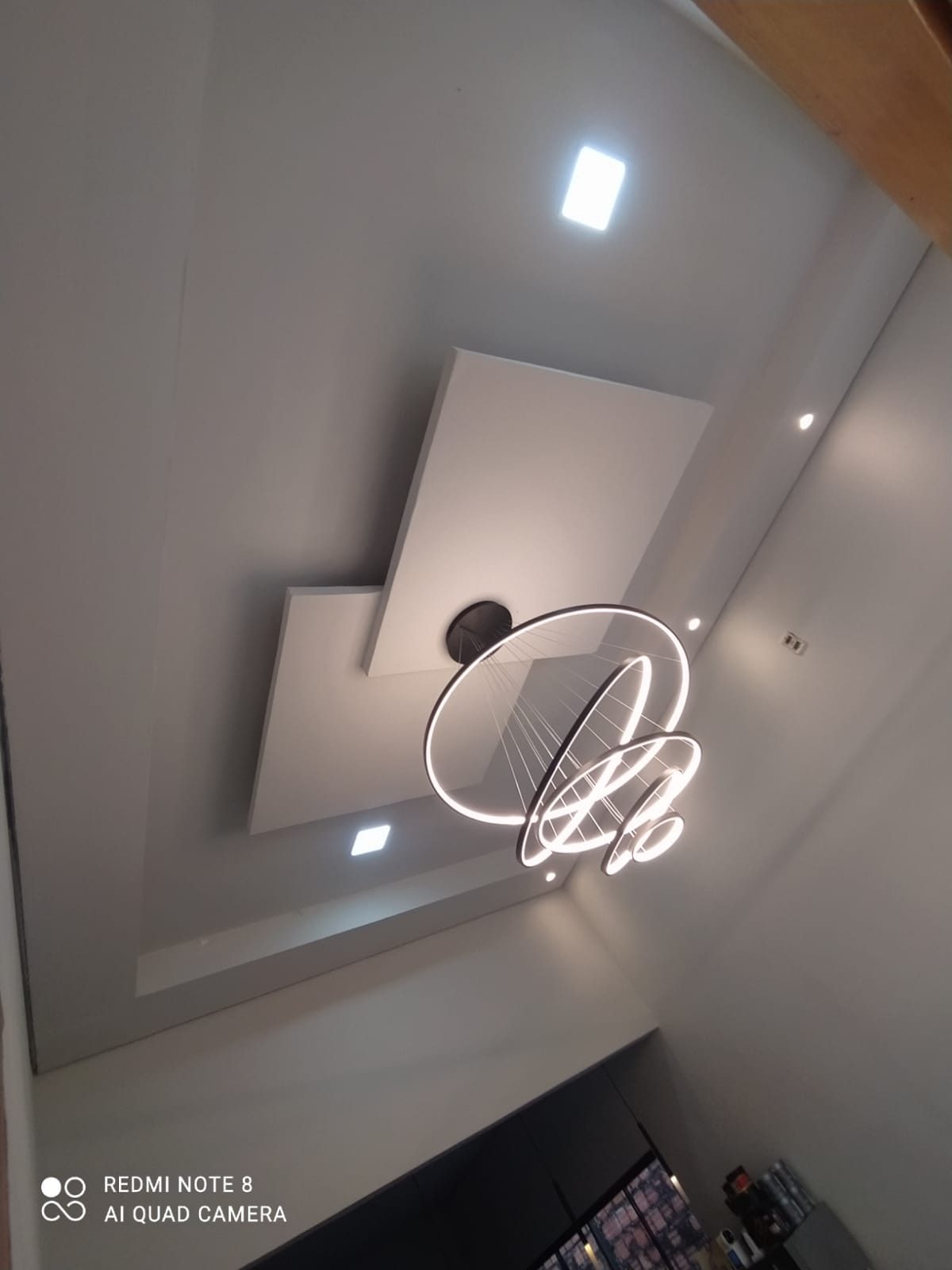 Forro em níveis finalizado com pendente de anéis de LED