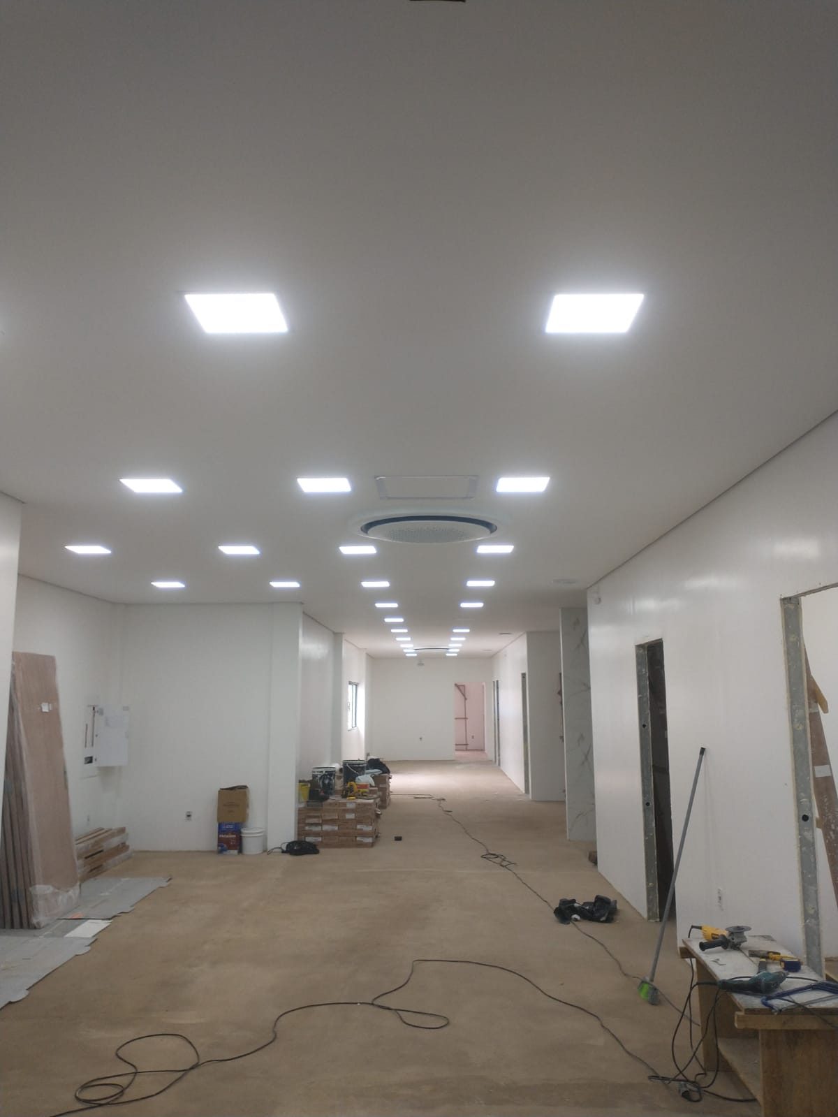 Obra comercial com forro e paredes em drywall