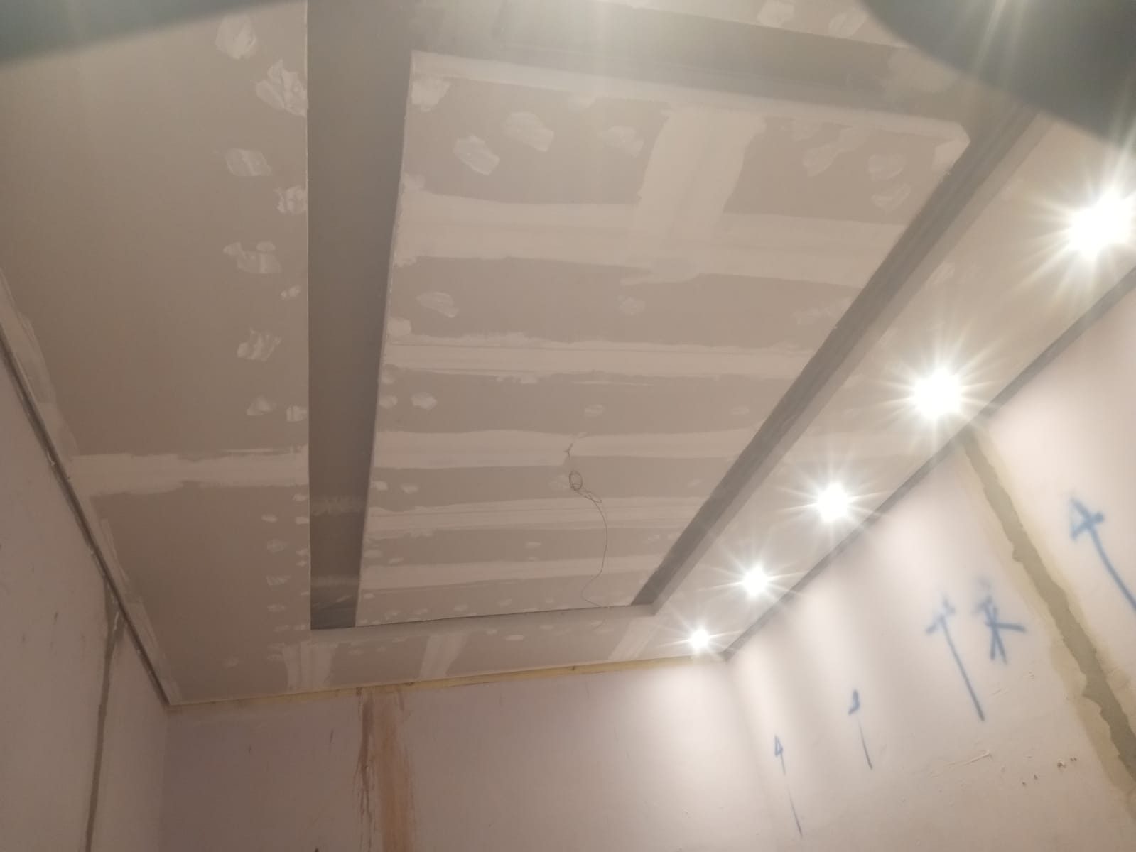 Rebaixamento de teto em drywall com spots